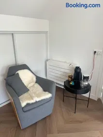 Ruime slaap kamer met werkplek en privé badkamer Leeuwarden bij Jacqueline - Image 3