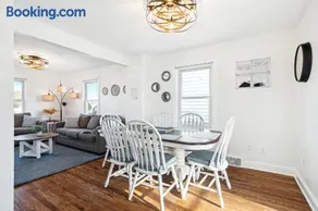 Logan's House Stylish Family Home near Downtown with EV - Image 2