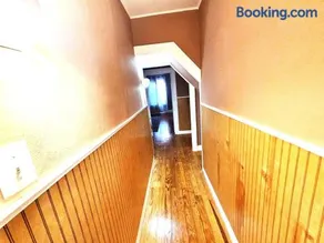 Luxury Loft - Family-Friendly Home Free Parking - Image 3