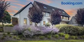 Suite de luxe avec espace salon et balnéo à la campagne - Image 2