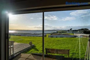 Romantic Seaside Chalet Retreat Solent Breezes - Image 4