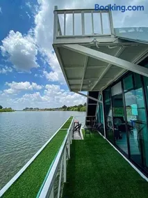 แพรุ่งธารา ไชโย (Rungtara Houseboats) - Image 1