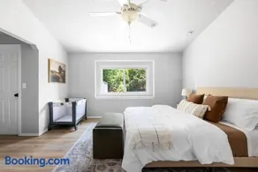 Stylish Renovation, Perfect for Families & Pets, Garage Parking, Sleeps 10 - Image 3