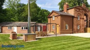 Oulton Park Lodge - Image 2