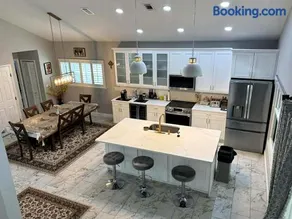 EV-Green Luxury Retreat, Fully Renovated & Comfort - Image 3