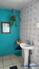 Habitación cómoda, con baño privado y estacionamiento - Image 4
