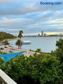 Casa Lune Swan River Views, Steps to Blue Boat House and CBD - Image 2