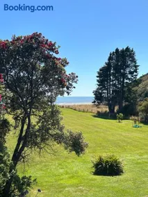 Summerspring Beachfront Accommodation - Image 2