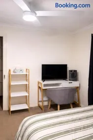 Private master bedroom with bathroom near town - Image 2