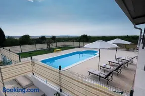Kuća za odmor M&J s grijanim bazenom - Image 2