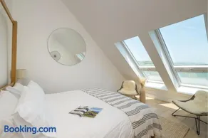 Beachfront Cawsand Flat - Sleeps 8 & Pet-Friendly - Image 2