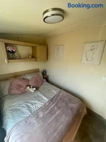 Spacious Stunning Lakeside 3 Bed Holiday Home - Image 5