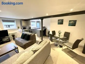 Fantastic convenient 2 Bedroom 2 bathroom Perfect for Stansted Airport, 3 minute walk to Bishops Stortford Train Station! - Image 2