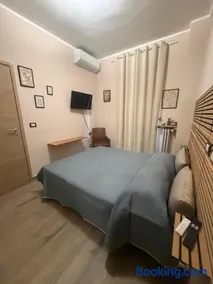 ResidenTillo-Private EnSuite Rooms - Image 3