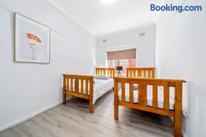 Burwood Lovely 2-bedroom Unit with Free parking - Image 2
