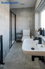 Coventry Business Stay House - Image 4