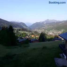 Chalet avec terrasse, jardin et barbecue | Vue ville - Image 3