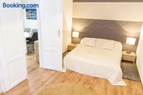 Luxury 2BR Apt by the Synagogue - Image 5