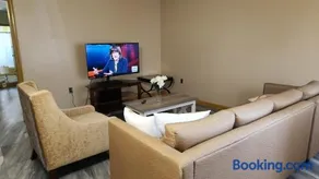 Cozy Newly Furnished 2-Bedroom Home, Manchester - Image 2