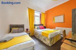 Premium 2BR Executive Suite D Free Parking near City Centre - Image 2