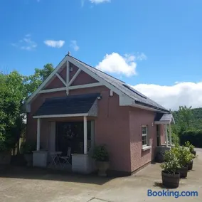 Apple Blossom Cottage - Image 1