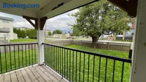 King and Queen rooms -J&J Chilliwack - Image 2