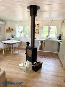 Charming Cottage Near Beach - Image 4