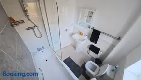 Spacious 3-Bed Modern Home in Dartford - Image 5