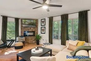 Cozy Retreat w Hot Tub Firepit & Grill near Bryce - Image 2