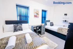 Spacious 4BR 4 Bathrooms Cardiff Home with Free Parking - Image 3
