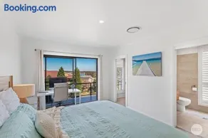 Aquablue Holiday Home - Hot Spa & Pool - 2m Walk to Beaches - Image 2