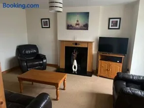Modern 4 Bed House in town - Image 1