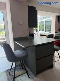 Huge 4 Bed Family house with garden and parking - Image 4