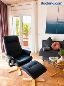 Apartamento NURIA Planta Baja con Patio Privado y Aire Acondicionado en pleno Centro - Image 2
