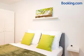 Deluxe City Apartment with balcony! Free Garage Parking included! - Image 3