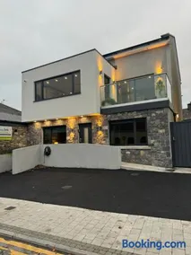 Rowing club house - Image 2