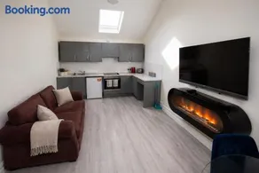 Unit 4 Tranquil Harbourside Retreat- Central Location - Image 4