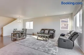 Near Rocky Mountain Arsenal: Commerce City Home - Image 3