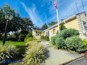 Private Estate, walk to Princeton downtown, 3 Bedrooms, 2 Bath, with Free Parking - Image 2