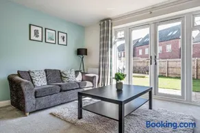 Spacious 3 Bed House With 2 Bathrooms & Parking - Image 2