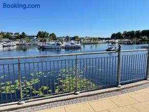 Five bedroom waterfront house - Image 3