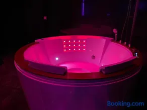 La Suite Marylin, Loft de 90m2 avec Sauna et Jacuzzi - Image 3