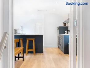 Lush apartments, Pool Table, Netflix, Parking, Long Term Discounts - Image 4