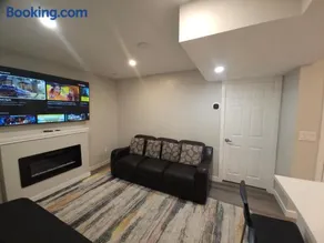 Cozy 2 Bedroom Suite, Queen Beds, Near the Airport - Image 5