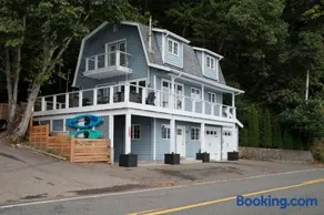 Hood Canal Escape- upscale meets the rocky shores! - Image 5