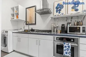 Beautiful 1-BR Flat Nestled Between Dupont & Logan - Image 1