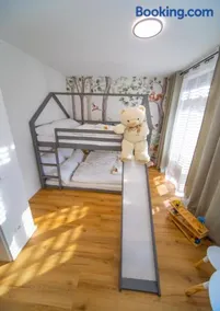 P-Hosting Modernes Apartment zwischen Ravensburg und dem Altdörferwald, 110qm, Familienfreundlich, Separater Eingang, Kaffeevollautomat, Bäcker und Pizzeria 15 Meter, Spielplatz 50 Meter, 20 Km zum Bodensee, 30Km in die Berge - Image 2