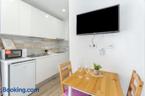 Céntrico Ático con Terraza Privada - Image 4