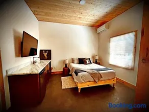 Enchantment Lodges - 5 min walk to downtown - Image 3