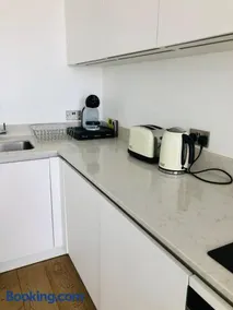 1 bedroom luxury apartment 20 min from centre - Image 3